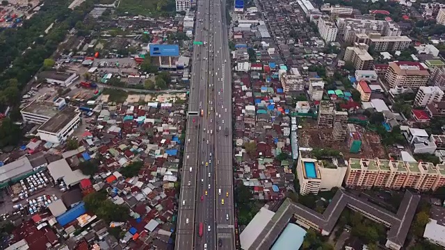 汽车在有建筑物的桥梁上行驶。班纳高速公路鸟瞰图，Klong Toey在建筑概念结构，城市城市，曼谷，泰国。视频素材