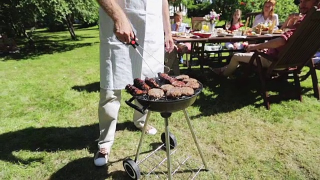 快乐的家庭聚餐或夏日游园会视频素材