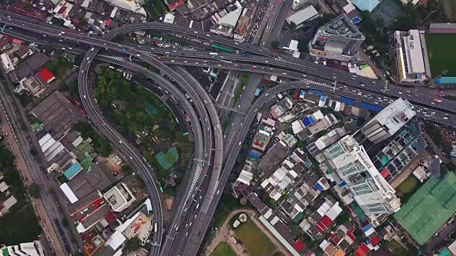 汽车在桥梁道路上行驶，形成了带有摩天大楼的曲线公路。班纳高速公路鸟瞰图，Klong Toey在建筑概念结构，城市城市，曼谷，泰国。视频素材