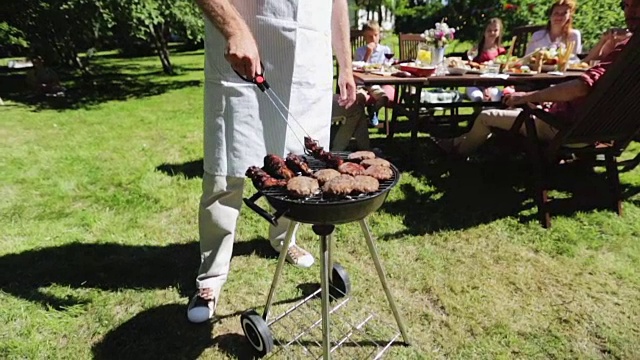 快乐的家庭聚餐或夏日游园会视频素材