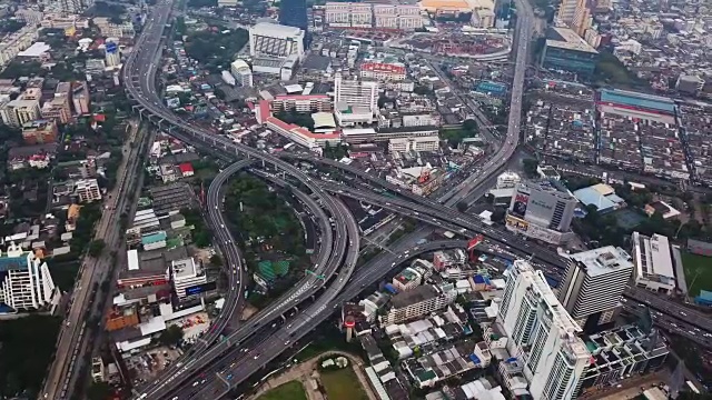 汽车在桥梁道路上行驶，形成了带有摩天大楼的曲线公路。班纳高速公路鸟瞰图，Klong Toey在建筑概念结构，城市城市，曼谷，泰国。视频素材