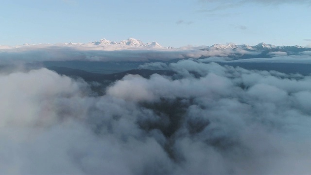 在新西兰西海岸的福克斯冰川山脉，空中飞过云层。视频素材