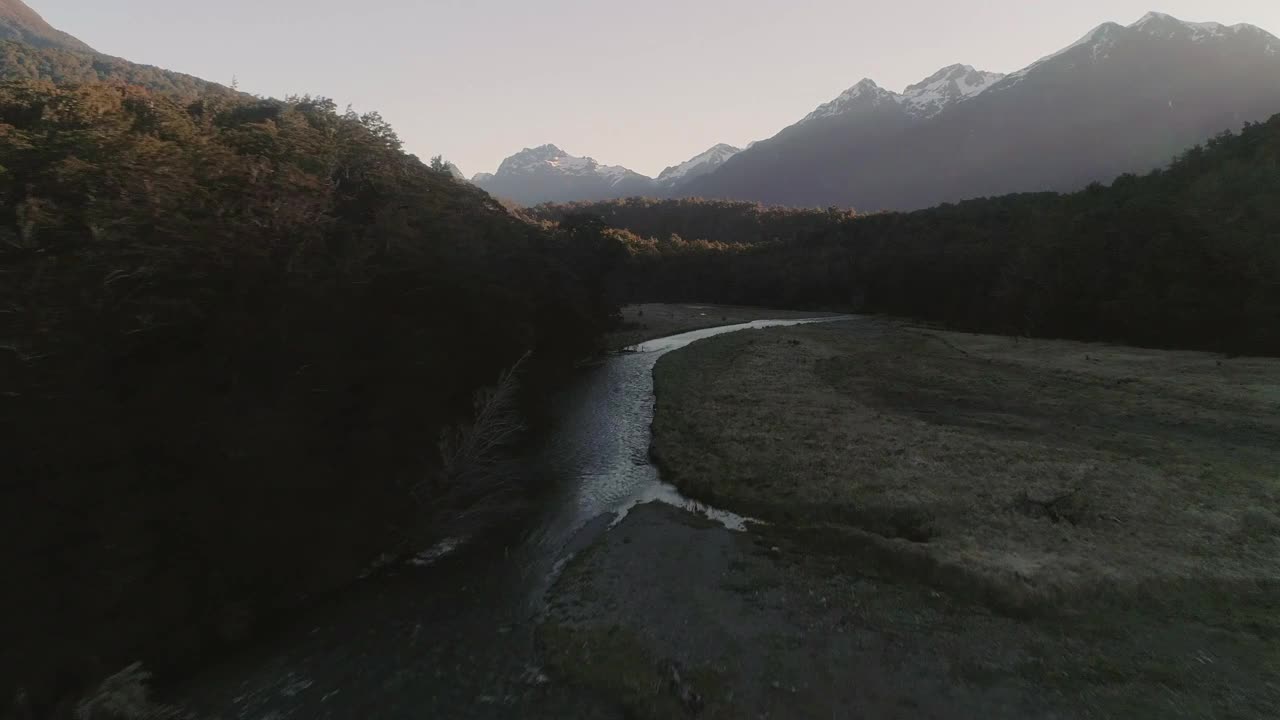 峡湾国家公园日落时分的鸟瞰图。新西兰。视频素材