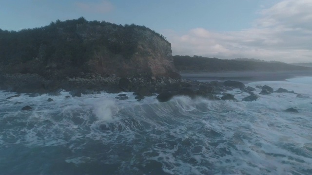 鸟瞰啄木鸟湾，Tiromoana，新西兰西海岸。视频素材