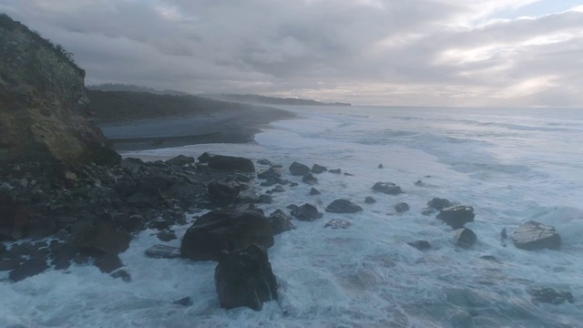 西海岸吉莱斯皮海滩的鸟瞰图。新西兰。视频素材