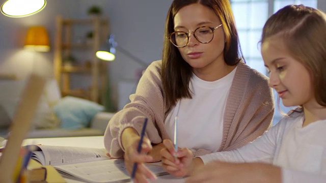 女导师在眼镜教女孩在家视频素材