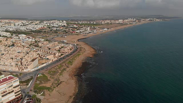 托雷维哈度假城市拉玛塔住宅区沿地中海海岸线的空中全景公路，自然之美视频素材