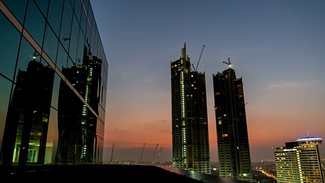 镜子反射现代摩天大楼在日落视频素材