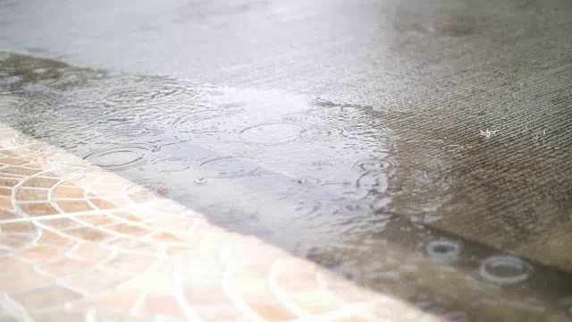 雨点落在路上视频素材