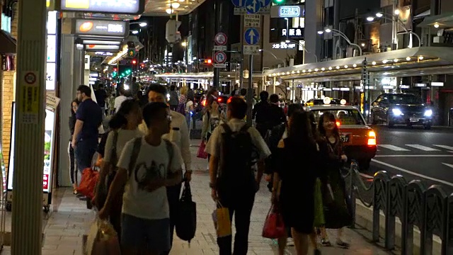 夜晚Shijo街上的人群视频素材