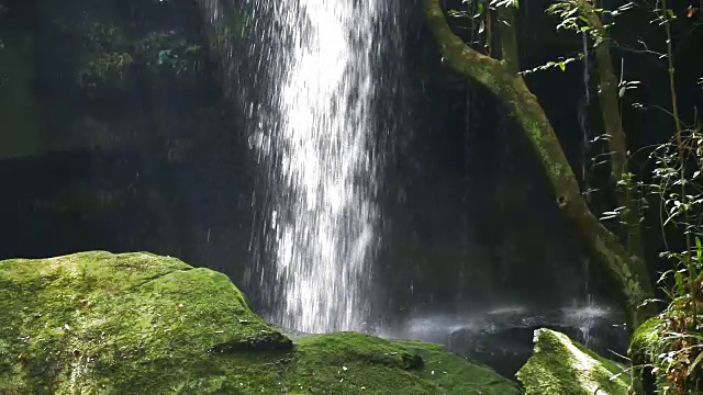 一个瀑布的特写视频素材