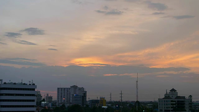 时间流逝，夕阳和橙色的云在城市视频素材