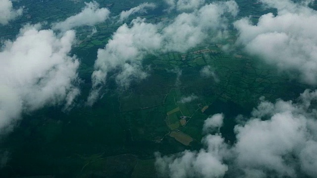 飞过云层，俯瞰绿色的田野视频下载