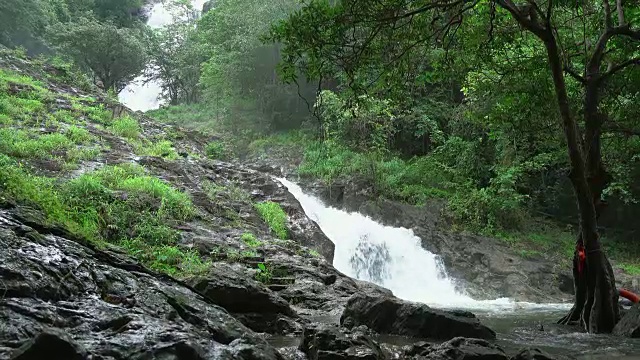 雨季的瀑布。南融瀑布，那空Nayok，泰国视频素材