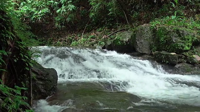 雨季的瀑布。南融瀑布，那空Nayok，泰国视频素材