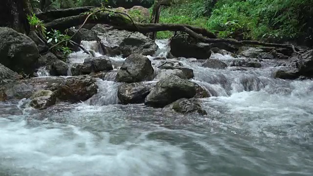 雨季的瀑布。南融瀑布，那空Nayok，泰国视频素材