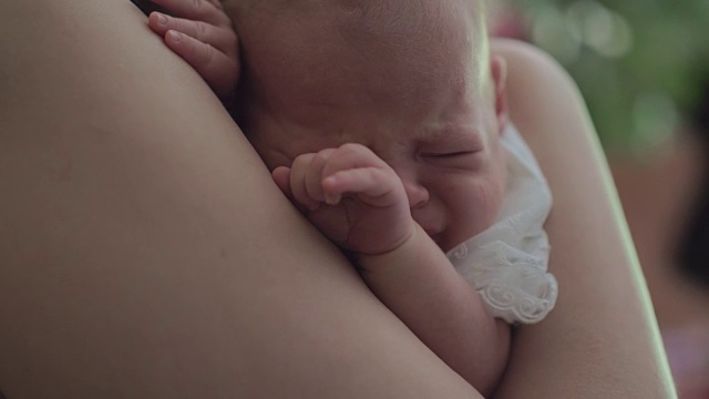 新生婴儿睡在妈妈的怀里视频素材