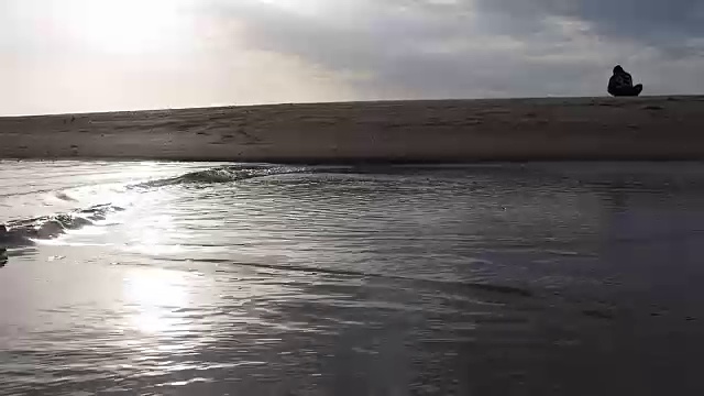 晚上在海边的海滩。有浪有水。视频下载