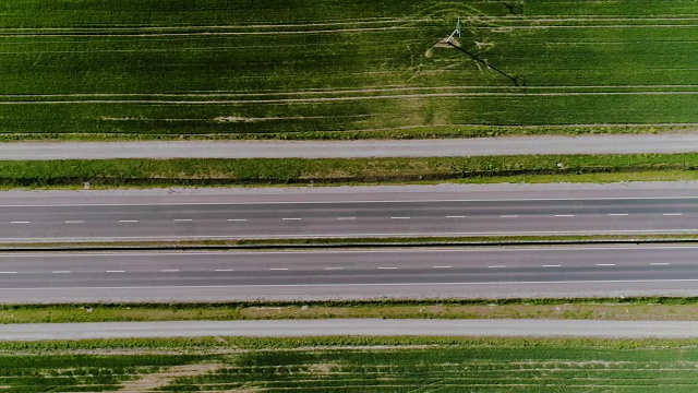 汽车通过公路鸟瞰图视频素材