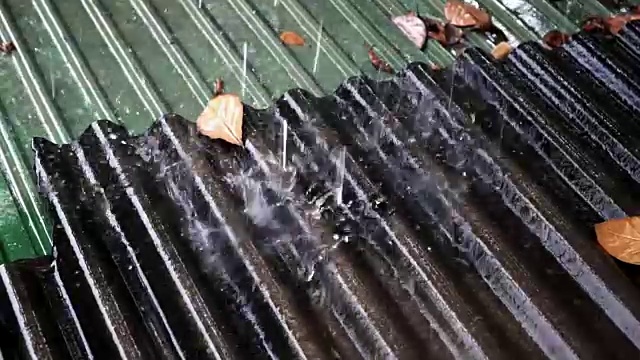 暴风雨在雨季带来雨水视频素材