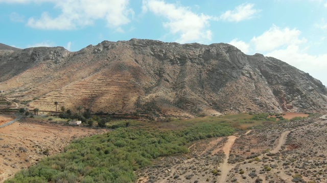 Presa de las Peñitas Betancuria:飞越干燥和干旱的土地-富埃特文图拉视频素材