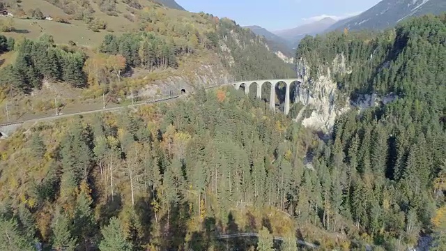 瑞士berinina冰川快车上的Landwasser高架桥隧道视频素材