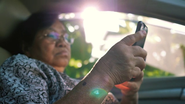 亚洲高级女性在网上购物在车。视频素材