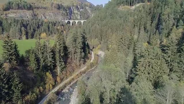 瑞士berinina冰川快车上的Landwasser高架桥隧道视频素材