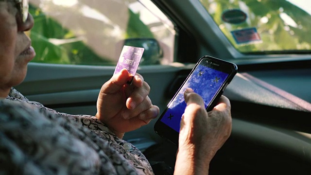 亚洲高级女性在网上购物在车。视频素材