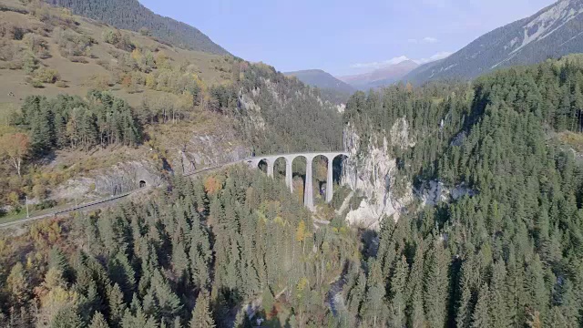 瑞士berinina冰川快车上的Landwasser高架桥隧道视频素材