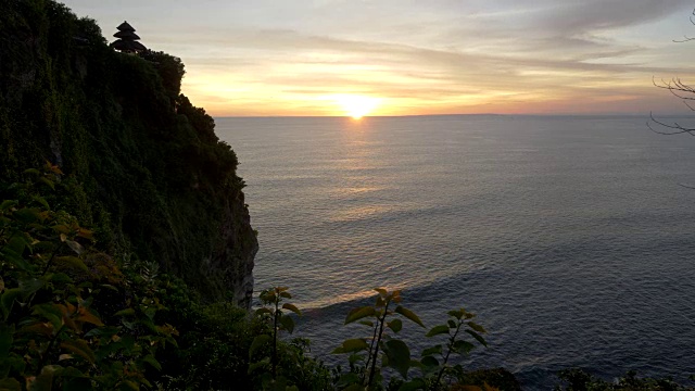 巴厘岛乌鲁瓦图神庙的日落镜头视频素材