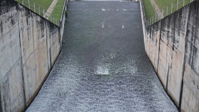 从水坝流出的水视频素材