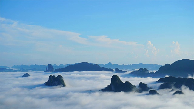 时间流逝日出，雾和云。视频素材