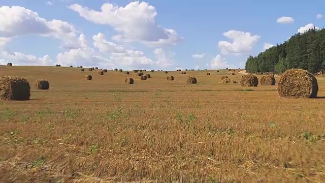 飞过田野里的草堆。低空飞行。视频素材