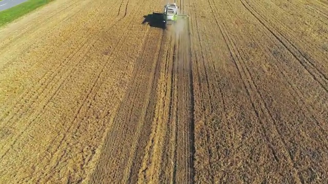 航拍的联合收割机在行动中的麦田视频素材