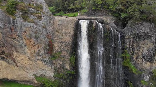 鸟瞰图的瀑布在克利夫登地区在新西兰视频素材