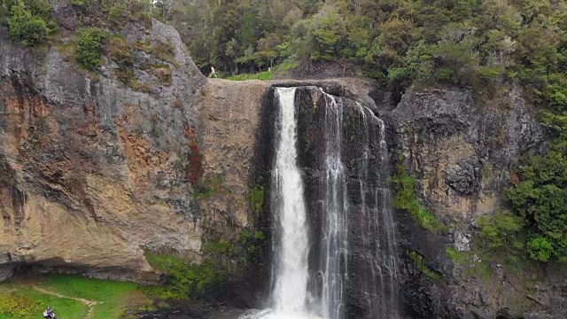 鸟瞰图的瀑布在克利夫登地区在新西兰视频素材