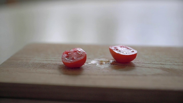 在准备慢速烹饪时切片西红柿视频素材