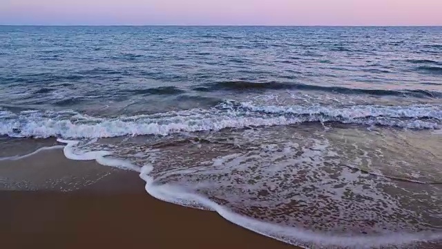 地中海的沙滩，海浪拍打着海岸视频素材