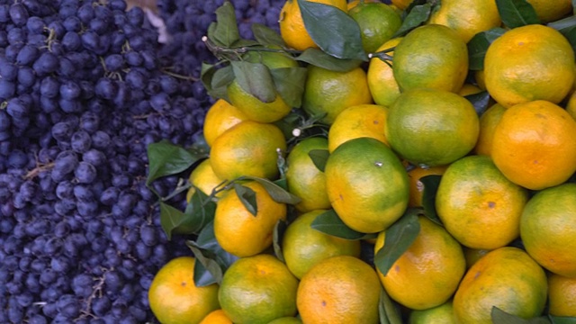 水果feijoa，橘子和葡萄柜台市场特写视频素材