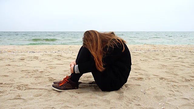 女孩在海滩上休息。在海滩上拍摄。视频素材