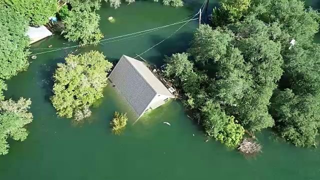 孤独的房屋被淹没，持续降雨后被淹没，完全被淹没视频素材