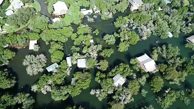 沿着科罗拉多河的历史性洪水使房屋被淹没和淹没视频素材