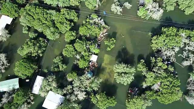 沿着科罗拉多河的历史性洪水使房屋被淹没和淹没在水中视频素材