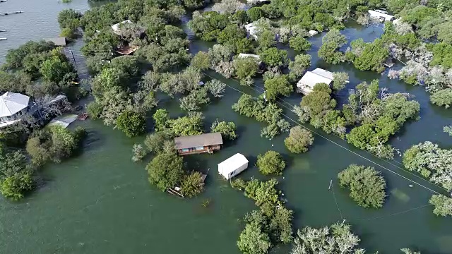 德克萨斯州特拉维斯湖沿岸的房屋被洪水淹没和淹没视频素材