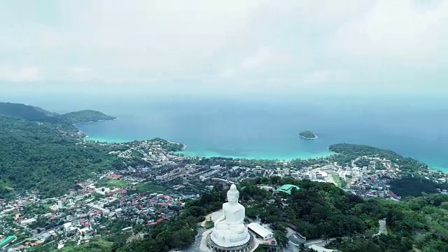 鸟瞰图无人机拍摄飞行360度旋转大佛像在泰国普吉岛的高山视频素材