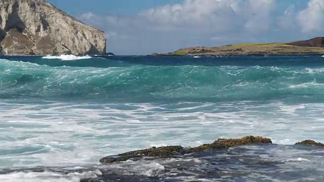 海浪冲击着夏威夷马卡普海滩视频素材