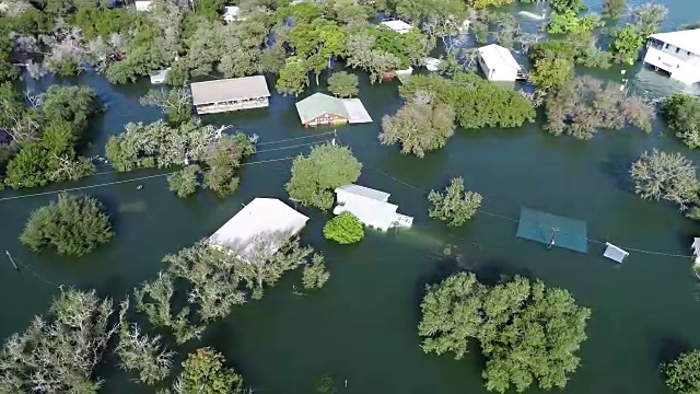 围绕着被洪水摧毁的房屋和建筑，科罗拉多河沿岸的历史性洪水使房屋被淹没和淹没在水中视频素材