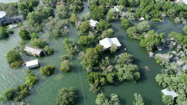 沿着科罗拉多河的历史性洪水使房屋被淹没和淹没在水中视频素材