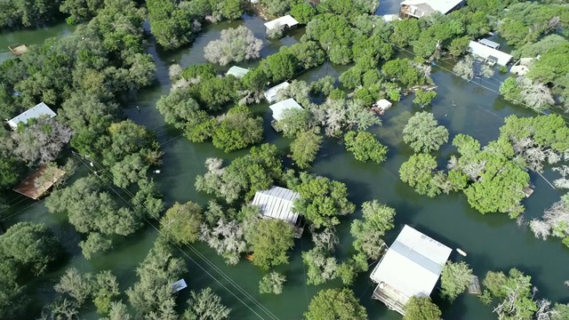 沿着科罗拉多河的历史性洪水使房屋被淹没和淹没在水中视频素材